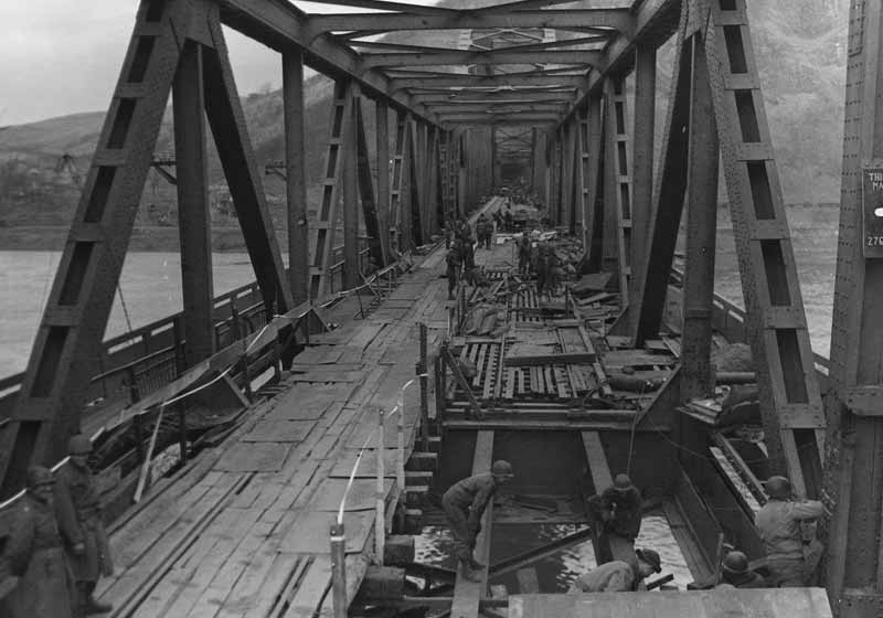 Troops on Remagen Bridge